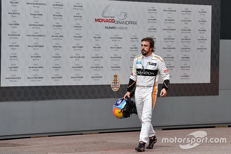 El retirado de la carrera Fernando Alonso, McLaren camina