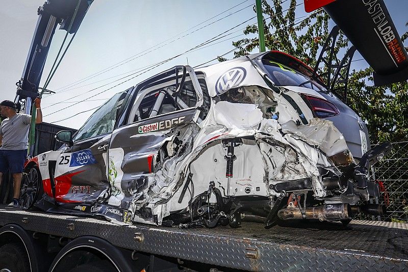 L'auto di Mehdi Bennani, Sébastien Loeb Racing Volkswagen Golf GTI TCR, dopo l'incidente