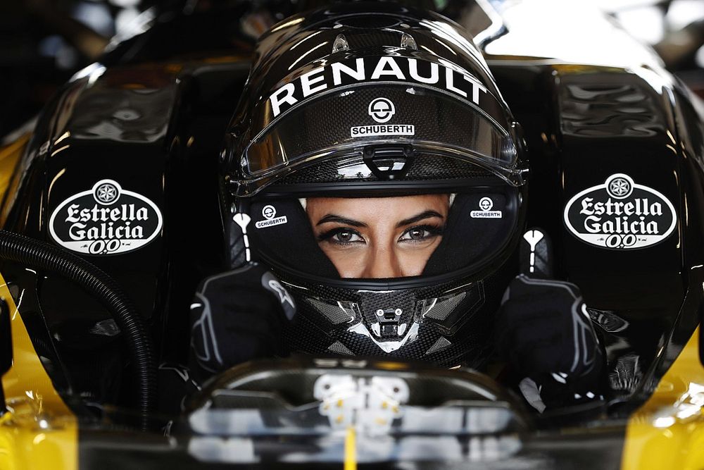 Aseel Al-Hamad, se prépare à piloter une Lotus E20 lors de la parade Renault Passion