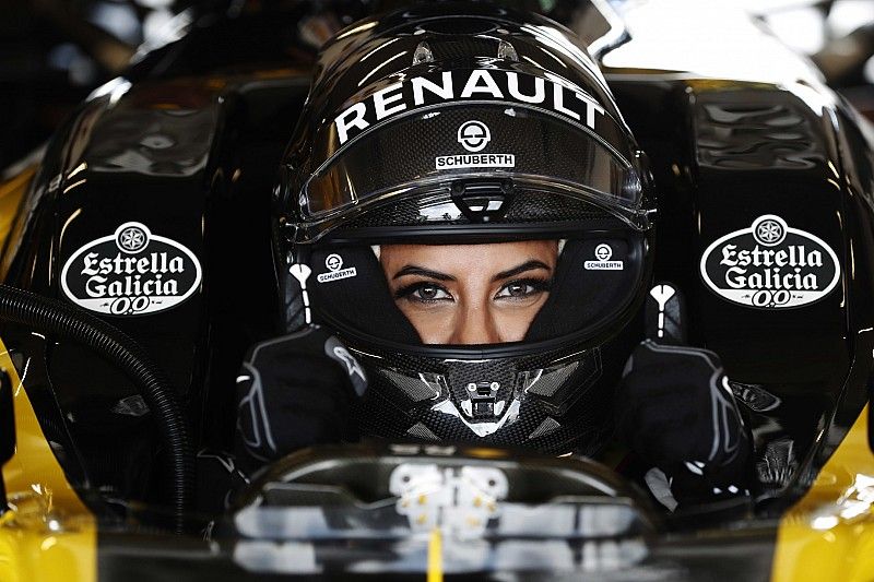 Aseel Al-Hamad, se prepara para conducir el F1 E20 de Renault de 2012 en el Renault Passion Parade