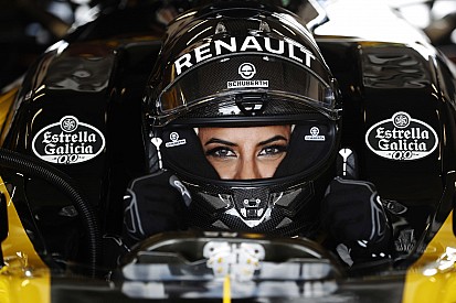 Renault celebra con una exhibición que las mujeres ya puedan conducir en Arabia Saudí