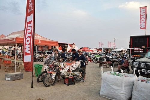 Una esquina del vivac para analizar el aceite de competici&oacute;n