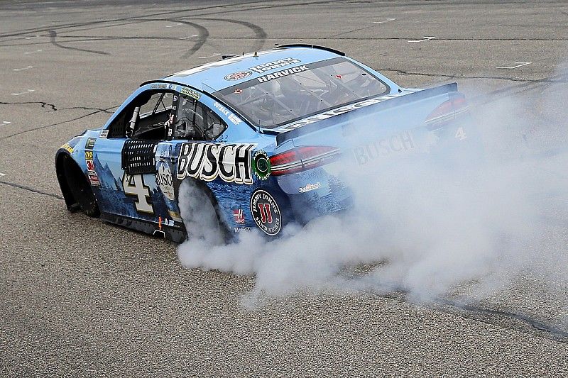 Харвик выбил Кайла Буша с траектории и выиграл гонку NASCAR в Нью-Гэмпшире