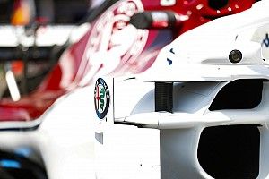 Räikkönen laza pózolása a Sauber szerelésében
