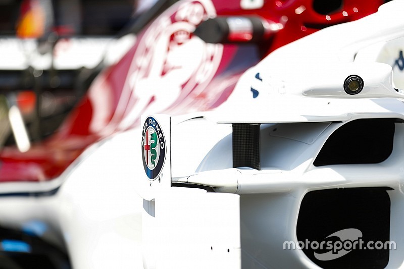 Räikkönen laza pózolása a Sauber szerelésében