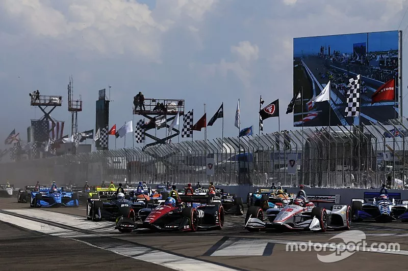 Robert Wickens, Schmidt Peterson Motorsports Honda, Will Power, Team Penske Chevrolet lead at the start