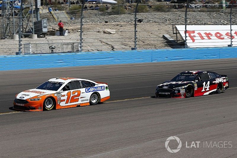 Ryan Blaney, Team Penske, Ford Fusion Devilbiss and Clint Bowyer, Stewart-Haas Racing, Ford Fusion Haas Automation