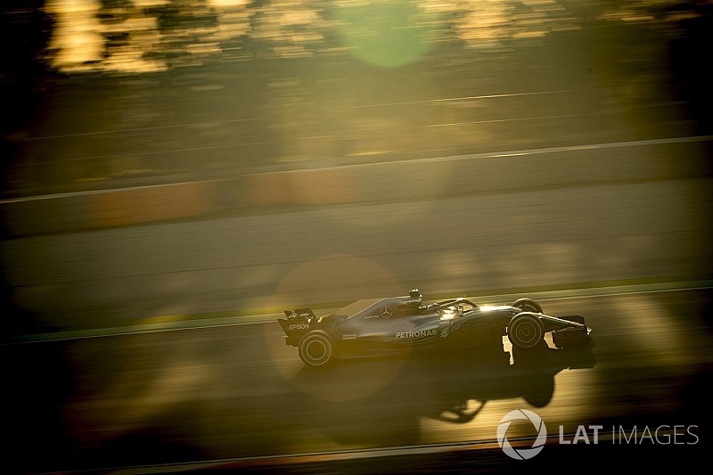 533 körnél jár a Mercedes, a McLaren az utolsó