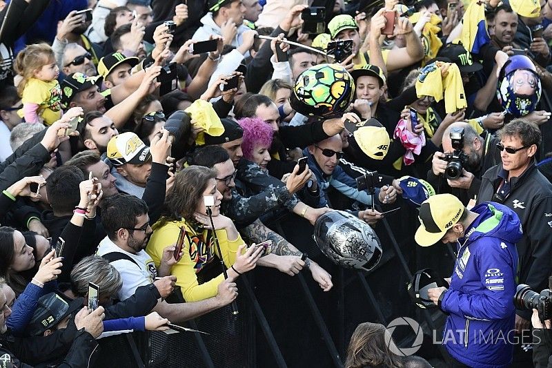 Valentino Rossi, Yamaha Factory Racing, mit Fans