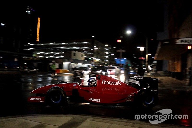 Arrows Footwork en las calles de Adelaida