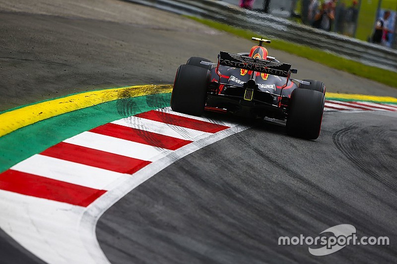 Verstappen disputó los entrenamientos con un corte en el piso de su Red Bull