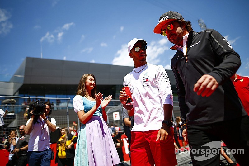 Hamilton: Alonso yarıştığım en büyük pilottu