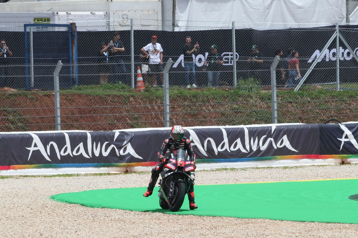Bezzecchi: "Algo no iba bien en la Aprilia, pero aún no sabemos qué es"