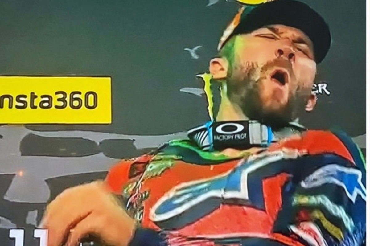 Eli Tomac breaks trophy, and front tooth in Daytona Supercross celebration
