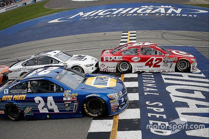 Chase Elliott loses shot at first win on late-race restart