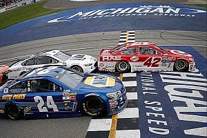 Chase Elliott loses shot at first win on late-race restart