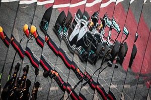 Hamilton szerint a Ferrari blöfföl a tempóját illetően