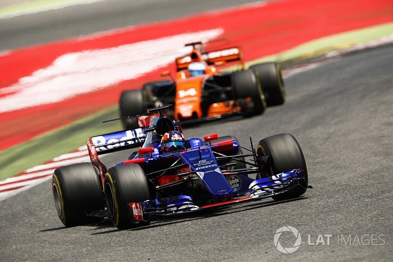Daniil Kvyat, Scuderia Toro Rosso STR12, Fernando Alonso, McLaren MCL32