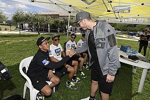 Anggi Setiawan berjumpa dengan Valentino Rossi