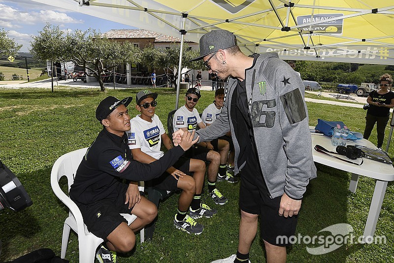 Anggi Setiawan berjumpa dengan Valentino Rossi
