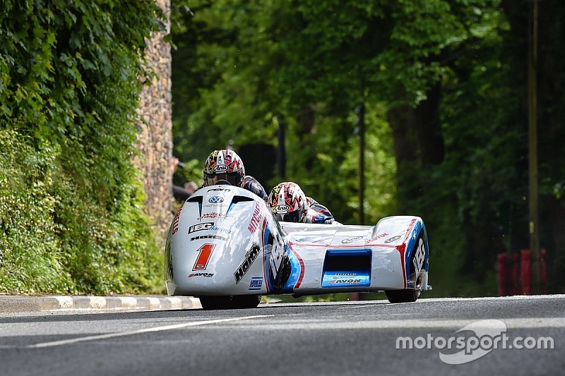 Los récords caen, mientras Birchalls gana la primera carrera de Sidecar