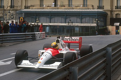 Egészen lenyűgöző: egy otthoni, mozgó F1-es szimulátor, Senna-sisakban és overálban (videó)