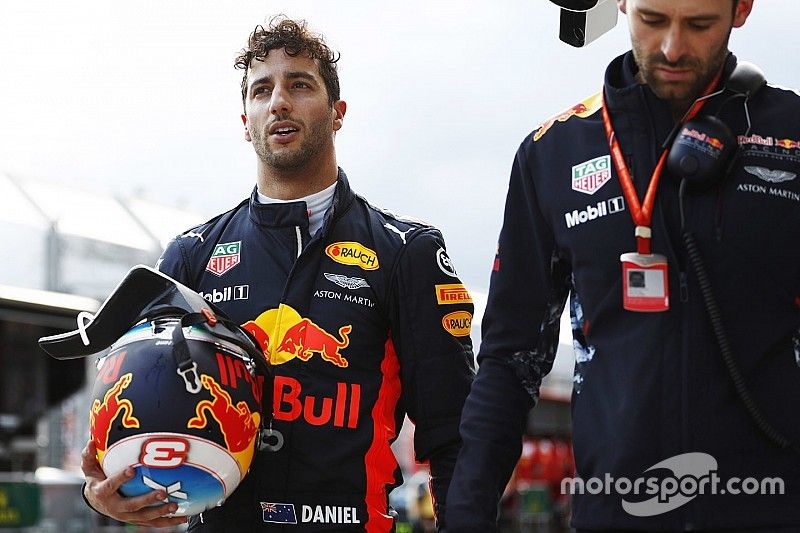 Daniel Ricciardo, Red Bull Racing, camina hacia el pit lane después de un accidente en la clasificac