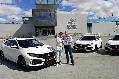 Video: Márquez, Pedrosa y Bou reciben el nuevo Type R
