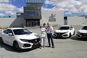 Video: Márquez, Pedrosa y Bou reciben el nuevo Type R
