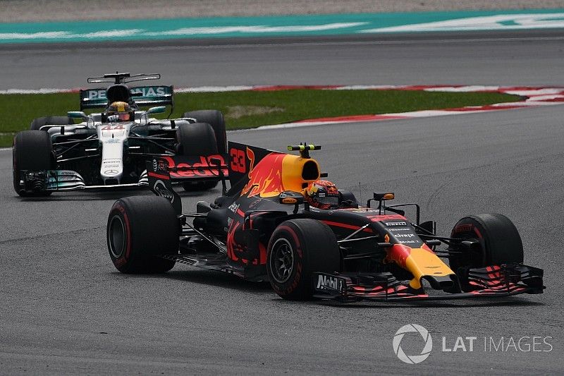 Max Verstappen, Red Bull Racing RB13 y Lewis Hamilton, Mercedes-Benz F1 W08