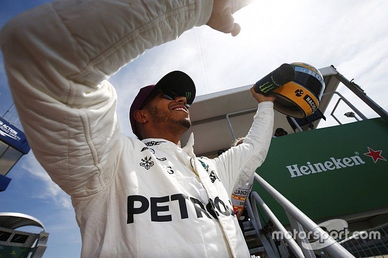 Hamilton recibió un casco de su ídolo Senna... y se emocionó
