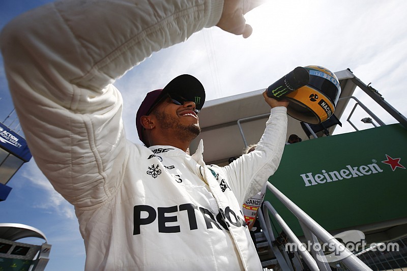 Hamilton recibió un casco de su ídolo Senna... y se emocionó