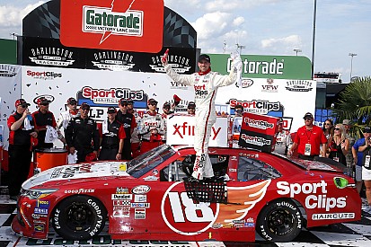 Dramático triunfo de Denny Hamlin en Xfinity