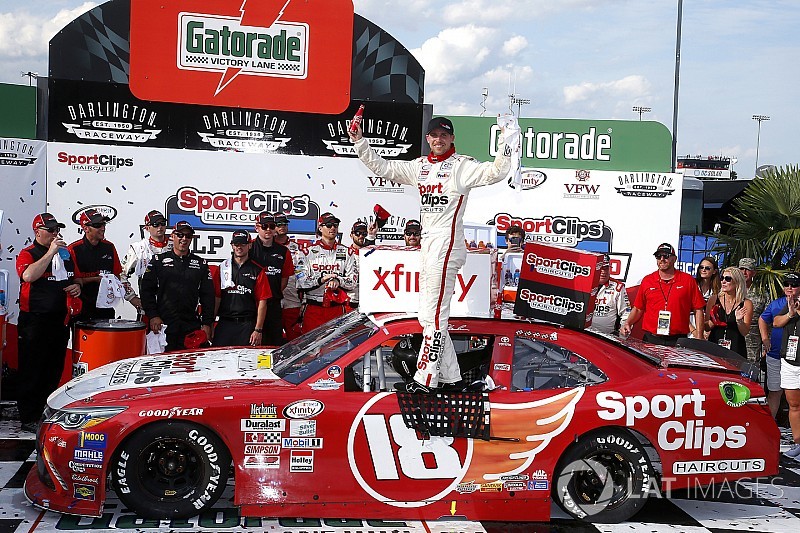 Na última curva da última volta, Hamlin vence na Xfinity