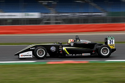 Silverstone F3: McLaren's Norris tops first qualifying by 0.006s