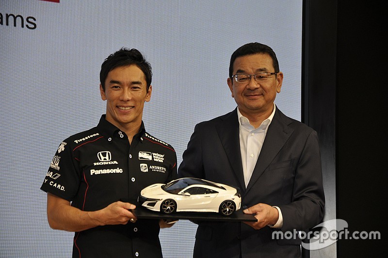 佐藤琢磨、凱旋記者会見に出席。ホンダからNSXのプレゼント
