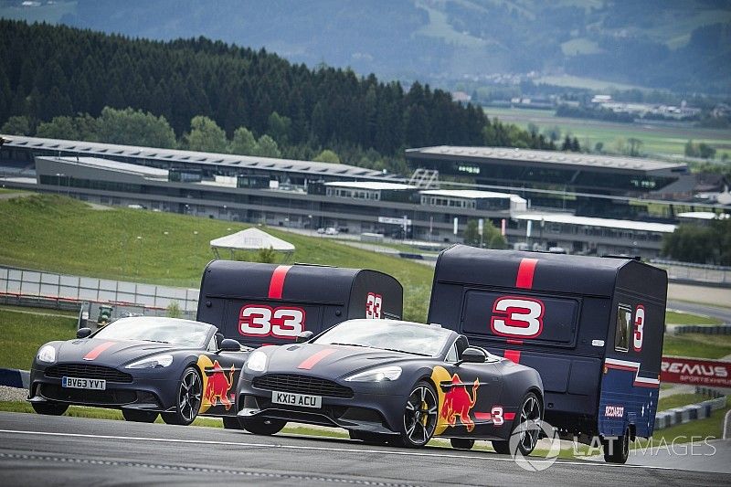 VIDEO: Verstappen y Ricciardo destruyen casas rodantes