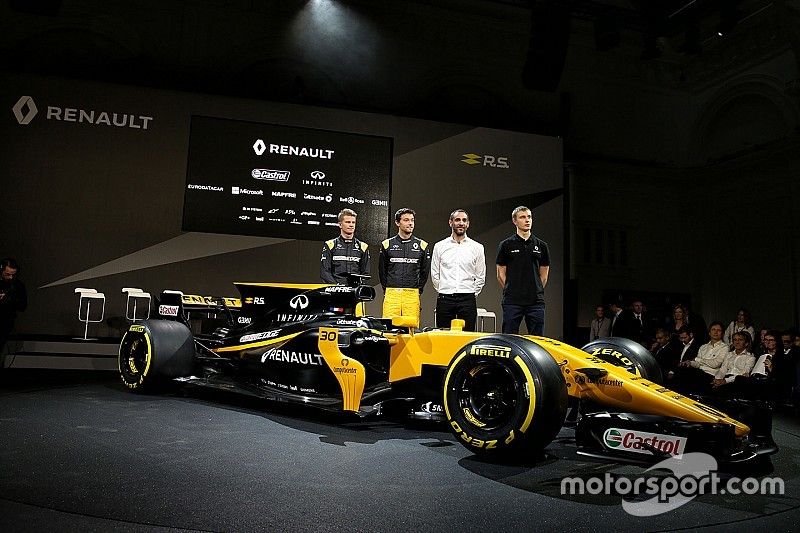 Nico Hulkenberg, Renault Sport F1 Team con Jolyon Palmer, Renault Sport F1 Team; Cyril Abiteboul, Renault Sport F1 Gerente; Serguei Sirotkin, Renault Sport F1 Team tercer piloto y los Renault Sport F1 Team RS17