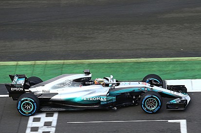 В Mercedes объяснили появление голубых линий на новой машине