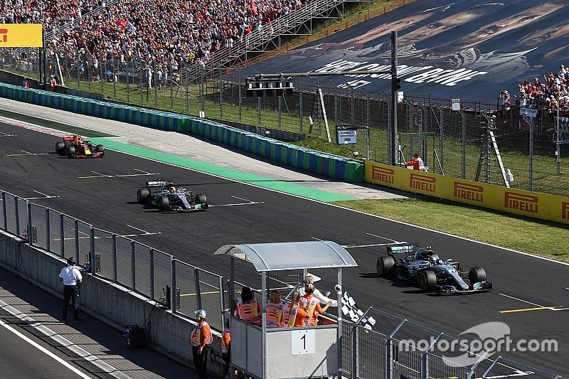 Valtteri Bottas, Mercedes-Benz F1 W08 Hybrid y Lewis Hamilton, Mercedes-Benz F1 W08 Hybrid cruzan la