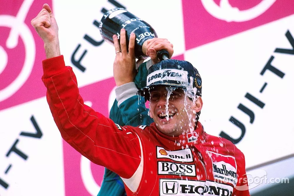Podio: ganador de la carrera Ayrton Senna, McLaren
