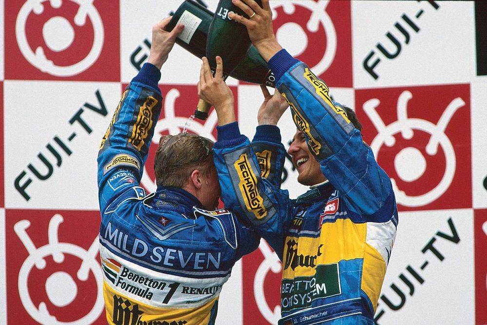 Podio: el ganador Michael Schumacher, Benetton y el tercer clasificado Johnny Herbert, Benetton