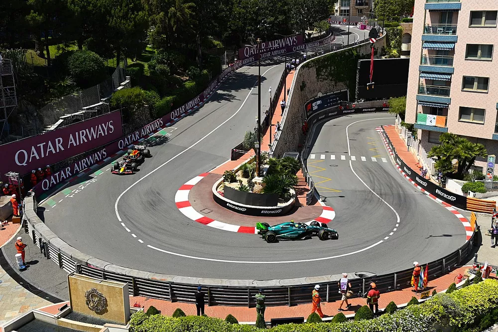 Fernando Alonso, Aston Martin AMR23, Sergio Pérez, Red Bull Racing RB19