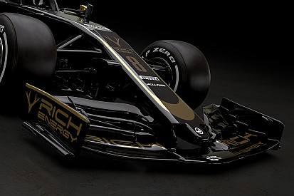 Grosjean és Magnussen fekete-arany versenyruhája