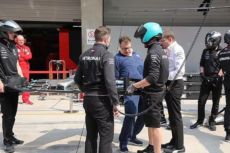 Dei mebbri del team Mercedes con un'ala anteriore della Mercedes AMG F1 W10