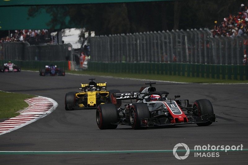 Romain Grosjean, Haas F1 Team VF-18 and Nico Hulkenberg, Renault Sport F1 Team R.S. 18 