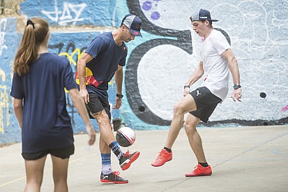 Vídeo y galería: el duelo de Verstappen y Ricciardo en fútbol