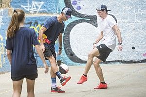 Vídeo y galería: el duelo de Verstappen y Ricciardo en fútbol