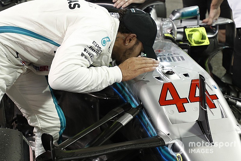 Hamilton ongenaakbaar in laatste kwalificatie van 2018, Verstappen zesde
