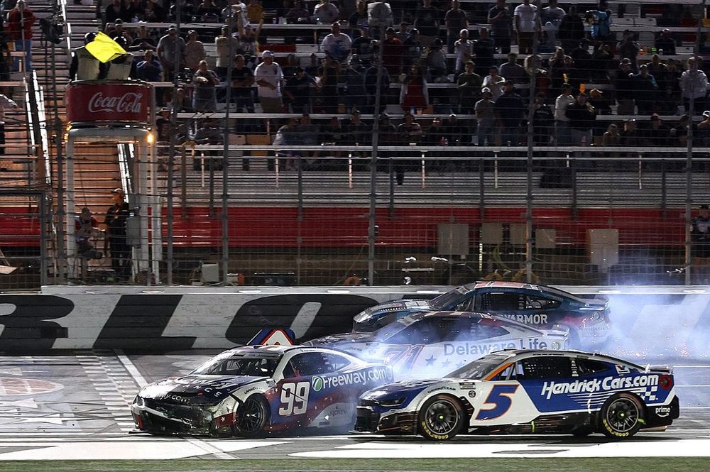 Daniel Suarez, Trackhouse Chevrolet, Kyle Larson, Hendrick Motorsports Chevrolet